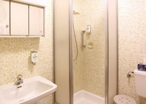 Double Room (Apfelzimmer) | Bathroom | Shower, free toiletries, hair dryer, towels