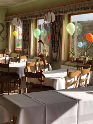 Desayuno buffet (EUR 8.5 por persona) 