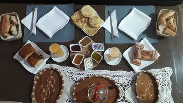 Desayuno continental (EUR 3 por persona)