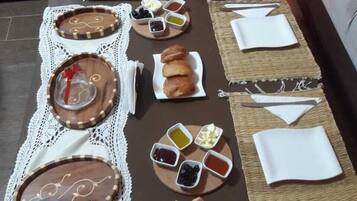 Daily continental breakfast (EUR 3 per person)