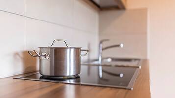 Kühlschrank, Herdplatte, Wasserkocher, Kochgeschirr/Geschirr/Besteck