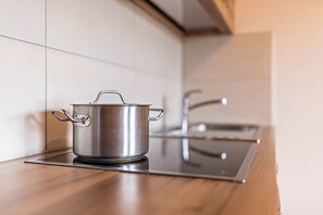 Jääkaappi, liesi, vedenkeitin, keittoastiat/astiat/ruokailuvälineet