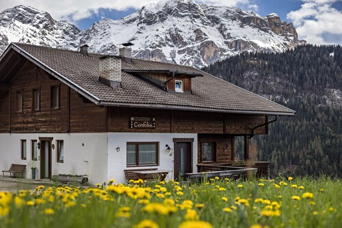 Traditional Apartment "Confolia 2" with Balcony, Mountain View & Wi-Fi