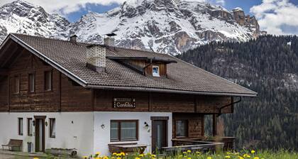 Traditional Apartment "Confolia 2" with Balcony, Mountain View & Wi-Fi