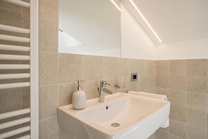 Shower, hair dryer, towels - Traditional Apartment "Confolia 2" with Balcony, Mountain View & Wi-Fi (La Valle)