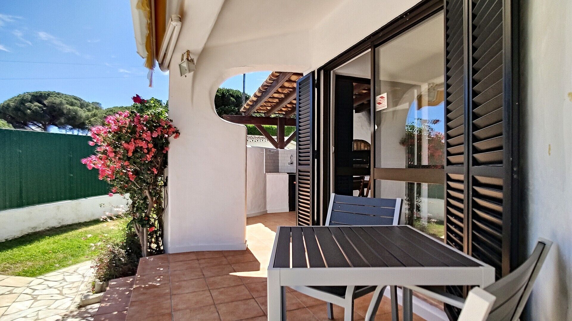 屋外ダイニングエリア