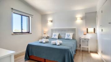 4 Schlafzimmer, BĂŒgeleisen/BĂŒgelbrett, kostenloses WLAN, BettwĂ€sche