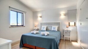 4 slaapkamers, een strijkplank/strijkijzer, gratis wifi, beddengoed