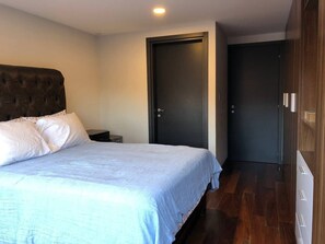 2 Schlafzimmer, Zimmersafe, Schreibtisch, Bügeleisen/Bügelbrett