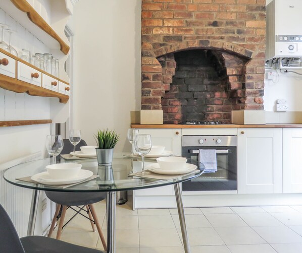 Interior detail - Tudors eSuites Historic Townhouse Birmingham with Garden (Birmingham)