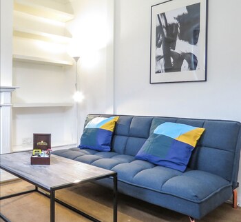 Tudors eSuites Historic Townhouse Birmingham with Garden