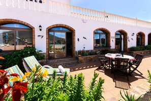 Outdoor dining - Holiday Home "Villa Clara 1" with Large Pool, Stunning View, Terrace, Garden & Wi-Fi (Lanzarote)