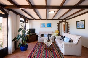 TV - Holiday Home "Villa Clara 1" with Large Pool, Stunning View, Terrace, Garden & Wi-Fi (Lanzarote)