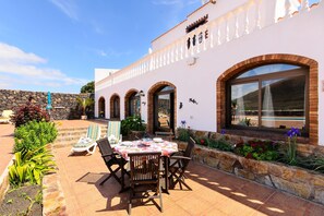 Outdoor dining - Holiday Home "Villa Clara 1" with Large Pool, Stunning View, Terrace, Garden & Wi-Fi (Lanzarote)