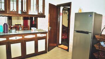 Lemari es, microwave, oven, dan ketel listrik