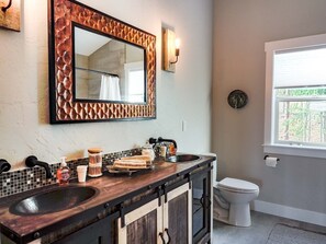 Shower, hair dryer, towels, soap - 5 Star Cabin in the Mountains!  (Banks)