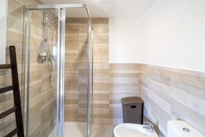 Bruser, hårtørrer, håndklæder