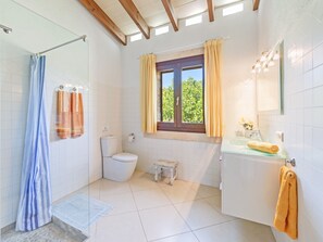 Shower, hair dryer, towels - Stone-villa in a rural idyll with pool– Villa Mamici (Capdepera)