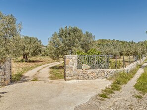 Property grounds - Stone-villa in a rural idyll with pool– Villa Mamici (Capdepera)