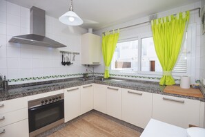 Frigorifero, microonde, forno, piano cottura