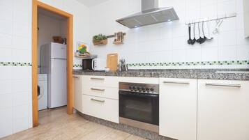 Frigorífico, microondas, horno y placa de cocina