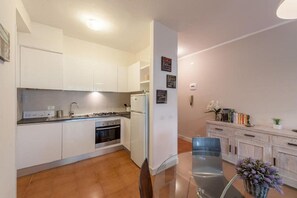 Kühlschrank, Mikrowelle, Ofen, Geschirrspüler