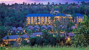 A resort with multiple buildings, lush greenery, and a well-lit environment. - Private room in a valley of Ubud, feel the tranquility of Ubud by the river (Ubud)