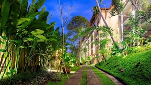 A pathway leading to a building surrounded by lush greenery and trees. - Private room in a valley of Ubud, feel the tranquility of Ubud by the river (Ubud)