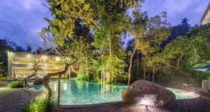 Private suite in Ubud, sleeps 2 people, surrounded by lush green surroundings