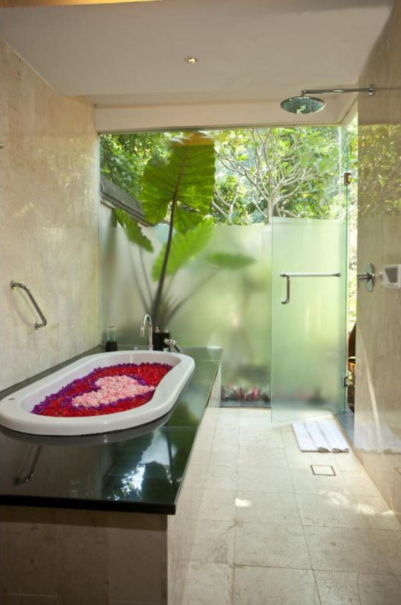 Regendusche, kostenlose Toilettenartikel, Haartrockner