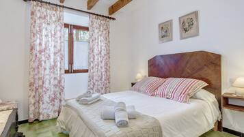3 slaapkamers, een strijkplank/strijkijzer, gratis wifi, beddengoed