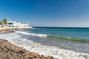 Beach nearby - Beautiful House by the Sea with Large Patio, Garden, Sea Views and Wi-Fi (Playa Honda, Lanzarote)
