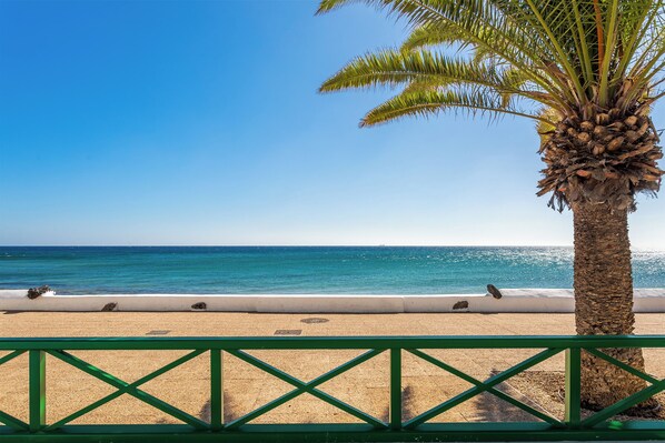 Beach nearby - Beautiful House by the Sea with Large Patio, Garden, Sea Views and Wi-Fi (Playa Honda, Lanzarote)