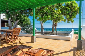 Outdoor dining - Beautiful House by the Sea with Large Patio, Garden, Sea Views and Wi-Fi (Playa Honda, Lanzarote)