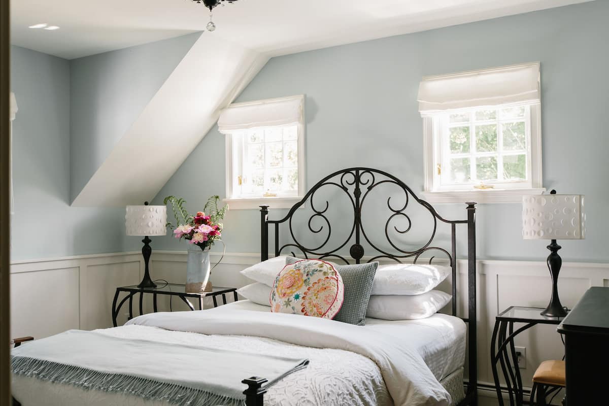 Decoración personalizada, wifi gratis y ropa de cama