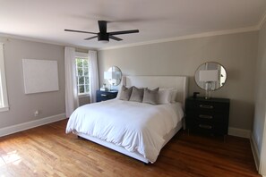 4 bedrooms, iron/ironing board, WiFi, bed sheets