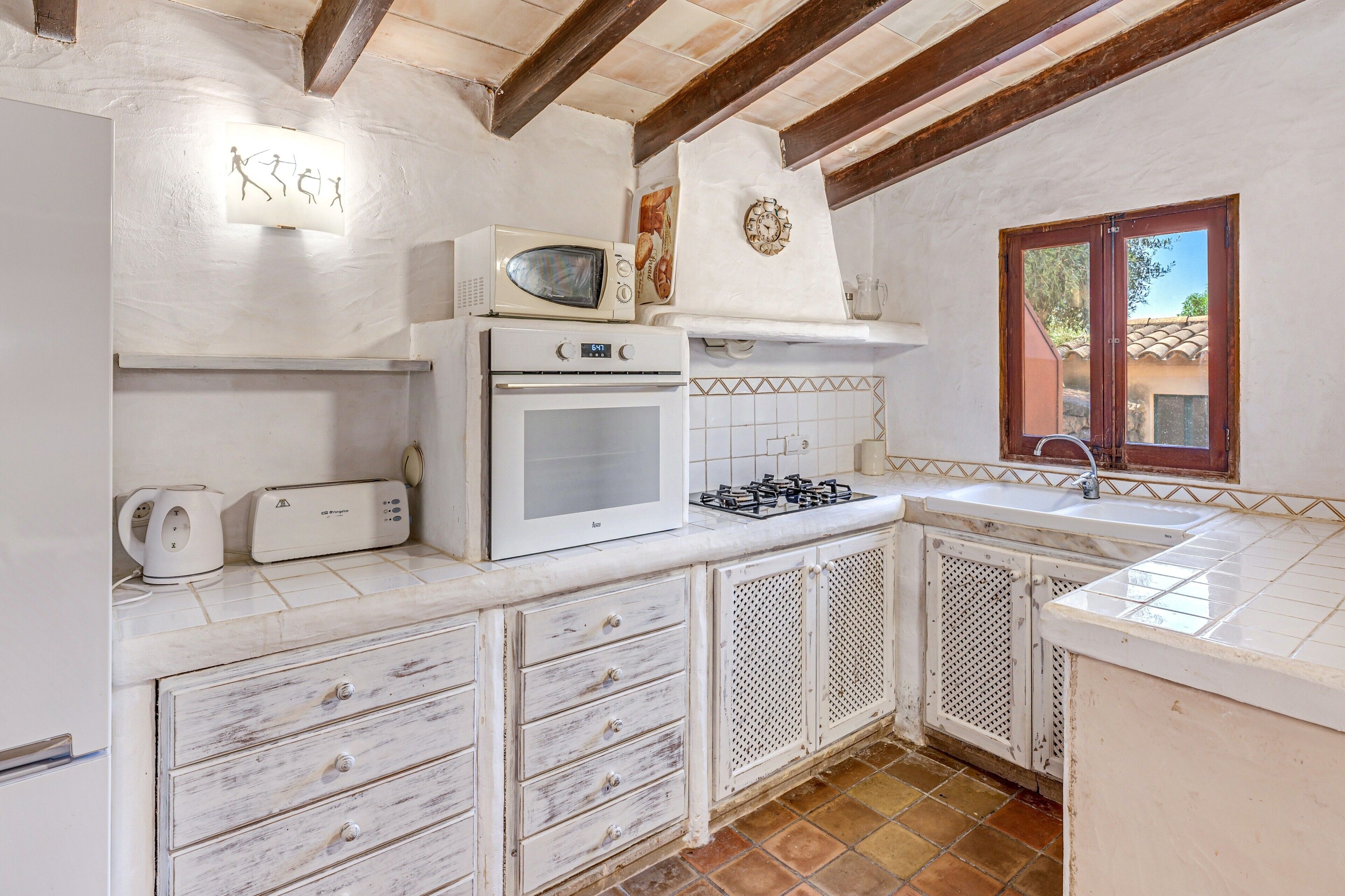 Frigorífico, microondas, horno y placa de cocina