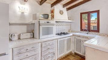 Frigorífico, microondas, horno y placa de cocina