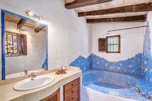 浴缸、吹风机、毛巾