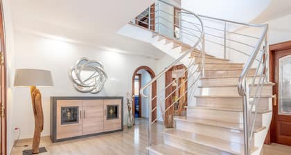 House in a central location with pool — Casa Prestige