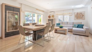 Un salon moderne comprenant un coin repas, un canapé et une table basse.