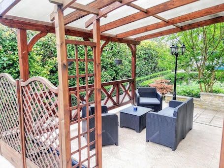 Terrace/patio. SCANDI-HOUSE 🌟 CDG✈️/ Asterix 15mn /chantilly 20mn 🌟 Shuttle 🚙