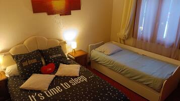 1 chambre, coffres-forts dans les chambres, fer et planche à repasser