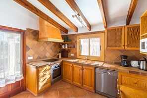 Fridge, microwave, oven, stovetop - Rural villa with pool – Villa Tabo (Selva)