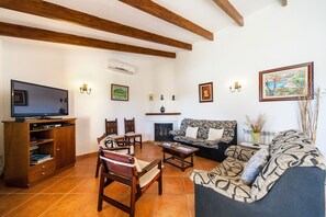 Televisión y chimenea 