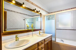 Bathtub, hair dryer, towels - Rural villa with pool – Villa Tabo (Selva)