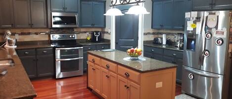 Kjøleskap, mikrobølgeovn, ovn og kokeplater