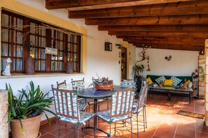 Un comedor con una mesa redonda, sillas y un cuenco decorativo.