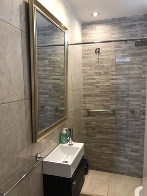 Haartrockner, Handtücher, Seife, Shampoo