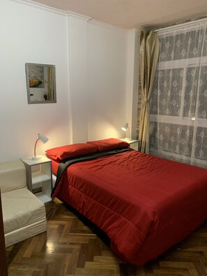 1 habitación, tabla de planchar con plancha, wifi y ropa de cama 